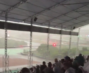 😱​🎥​| F1-fan filmt hoe dak van tribune waait door noodweer in Brazilië