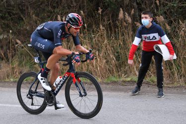 UCI gaat wielrenners die met deze houding koersen flink straffen