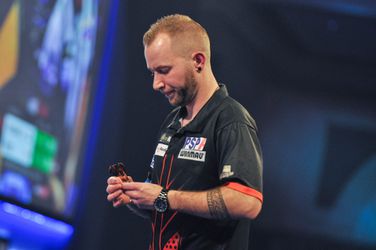 Danny Noppert herstelt zich net op tijd van ongelofelijke opstartproblemen en is een rondje verder op WK darts