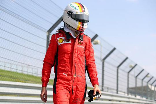 Vettel haalt uit naar Ferrari: 'Jullie hebben het verkloot'