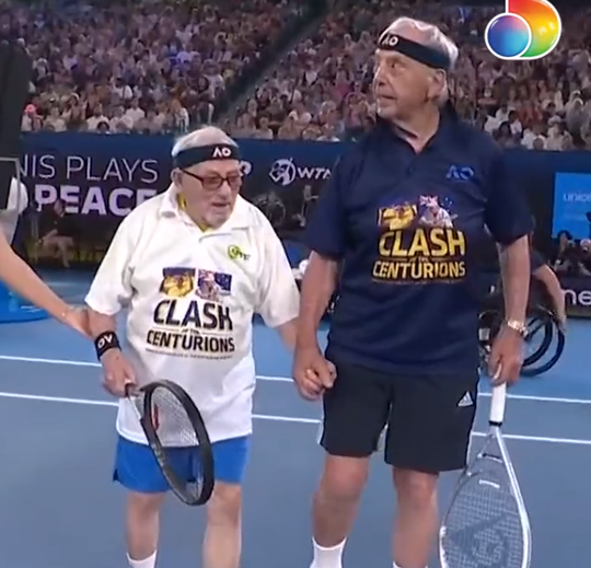 🎥🥺  | Aaahw!! 'Oudste tennissers ter wereld' slaan balletje op Australian Open