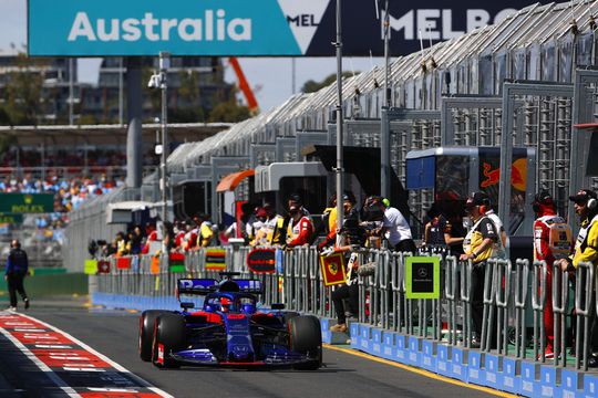 LOL! Kvyat had last van een droge bek tijdens de training (video)