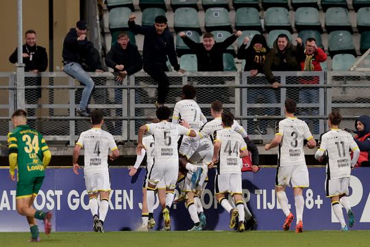 Witte zakdoekjes in Den Haag: ADO verliest in slotminuten van Roda, Kuyt verder onder druk