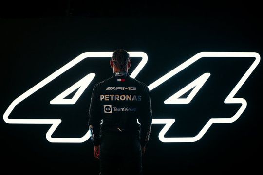 📸 | Hamilton trekt alle aandacht bij presentatie nieuwe Mercedes: 'Dat heb ik nooit gezegd'
