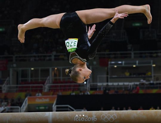 Cool! Sanne Wevers krijgt de olympische balk als cadeautje