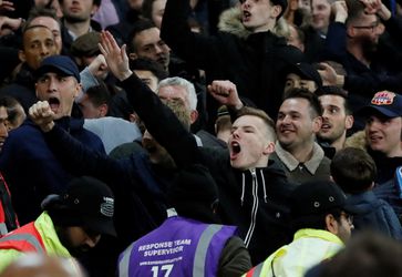 Spurs-fans zitten in vak West Ham en krijgen flinke tikken (video)