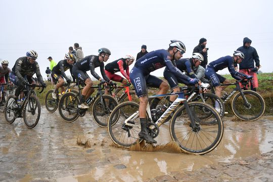 Sonny Colbrelli sprint Mathieu van der Poel eruit bij Parijs-Roubaix