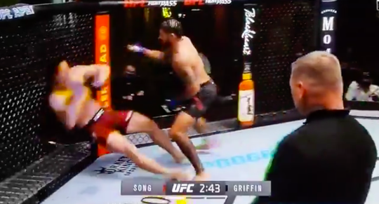 🎥 | KO! UFC'er Max Griffin slaat rivaal Song Kenan al na 49 seconden total loss
