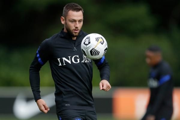 Stefan de Vrij verlaat trainingskamp van Oranje, geen kans tegen Polen en Italië