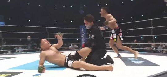 🎥 | KO! Japanse MMA-vechter beslist gevecht met loeiharde 'soccer kick'