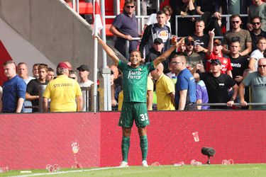 Vitesse is er klaar mee en wil dat supporters bier opdrinken in plaats van ermee te gooien
