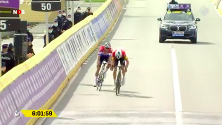 🎥 | Kapotte Mathieu van der Poel laat sprint gaan, sterkere Kasper Asgreen wint RvV