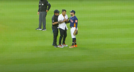 🎥 | MLB-pitch invader, die selfie wilde maar knuffel kreeg, gearresteerd: 'Vroeg ons om te winnen'