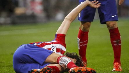 Atletico-middenvelder Tiago breekt scheenbeen (video)