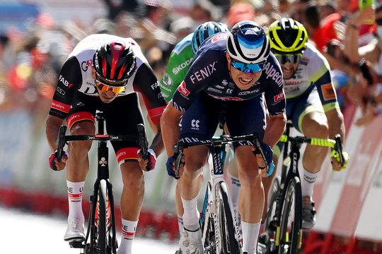 🎥 | Philipsen wint 2e etappe Vuelta, Roglic blijft in het rood