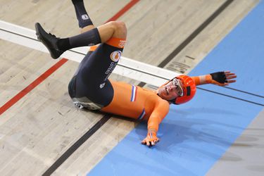 Van Schip pakt na lelijke valpartij recordbrekende zilveren WK-plak op omnium (video's)