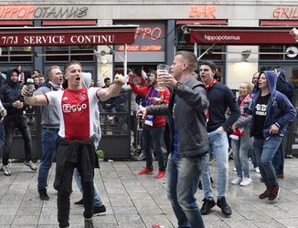 Ajacieden vieren nu al feest in Lyon (video's)