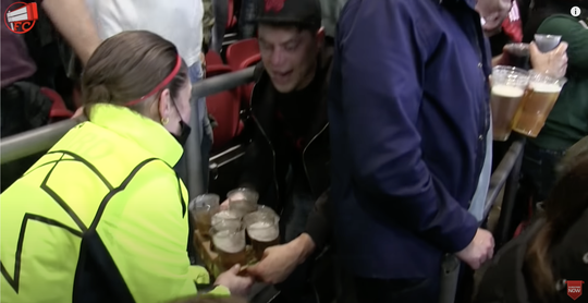 🎥 | GEWELDIG! Steward houdt bier vast zodat Ajax-fan uit z'n plaat kan gaan