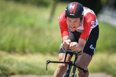 Wellens pakt winst in spannende tijdrit Ronde van België, Evenepoel blijft de leider