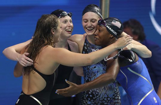 Amerikaanse zwemsters in wereldrecord naar goud op 4x100 meter wisselslag