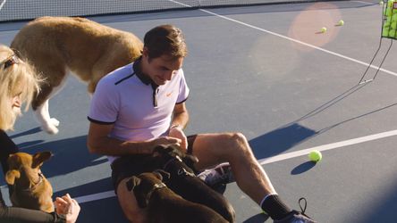 Federer speelt met schattige puppy's maar is ook een beetje bang (video)