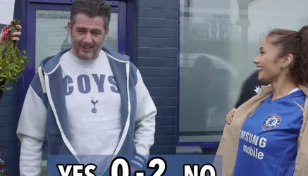 Knappe Chelsea-fan verleidt Tottenham-supporters tot kus (video)