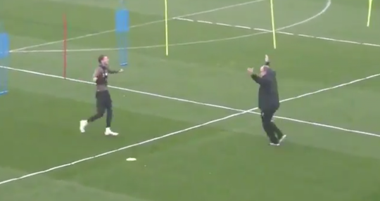 WOW! Leeds-speler scoort als Van Basten, Bielsa rent juichend hele trainingsveld over (video)