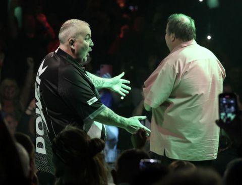 OPWARMPOTJE! Phil Taylor begint heel stroef aan WK darts voor senioren