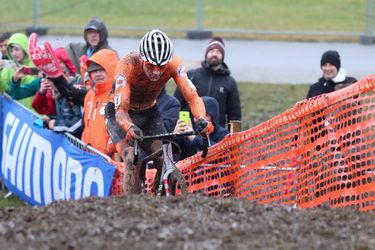 Van der Poel glijdt en blubbert naar 3e wereldtitel