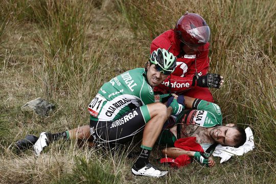 Spaanse renner valt na de finish van de Vuelta en moet opgeven