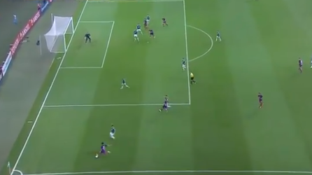 Keeper zit er compleet naast: voorzet van bijna de achterlijn dwarrelt in de goal (video)