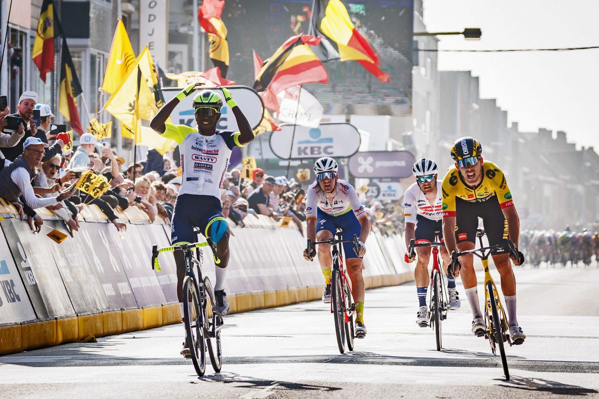 'Eritreeër Biniam Girmay miljonair na winst Gent-Wevelgem'