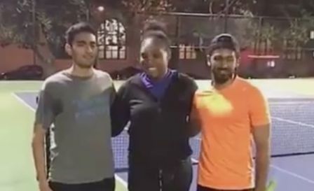 Serena Williams laat de hond uit en belandt in nachtelijk potje tennis (video)