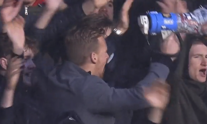 🎥 | Geschorste Dani de Wit heeft megafoon in de hand bij RKC - AZ