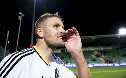 Haha! Jos Hooiveld leerde Twents volkslied tijdens het schijten (video)