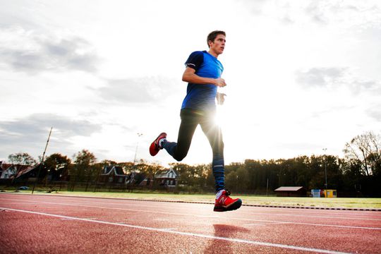 Butter laat toptijd schieten in marathon van Amsterdam: 'Leuker om te strijden om NK'