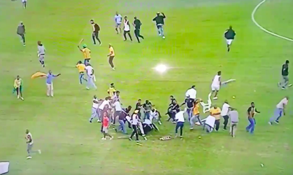 Schokkend! Zuid-Afrikaanse hooligans mishandelen onschuldige steward met stoelen (video)