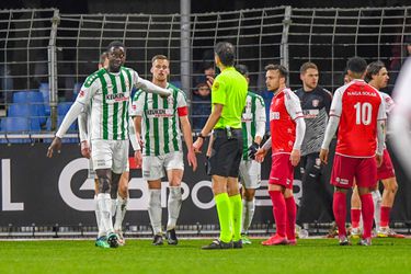 FC Dordrecht-MVV gestaakt om racistische uitlatingen tegen Franse verdediger (geel voor hem)