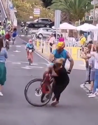 🎥 | WTF! Toeschouwer steekt op onbegrijpelijk moment over en klapt vol tegen mountainbiker