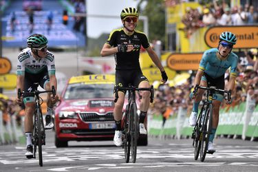 Yates snelste van groepje vluchters in eindsprint en pakt 12e etappe Tour