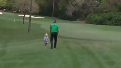AAAHW! Dochtertje eist knuffel van papa tijdens golfwedstrijd (video)