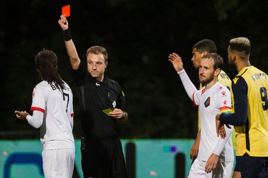 Prima debuterende scheids Teuben (21) geeft pingel en rood aan Rodrigues van Telstar (video's)