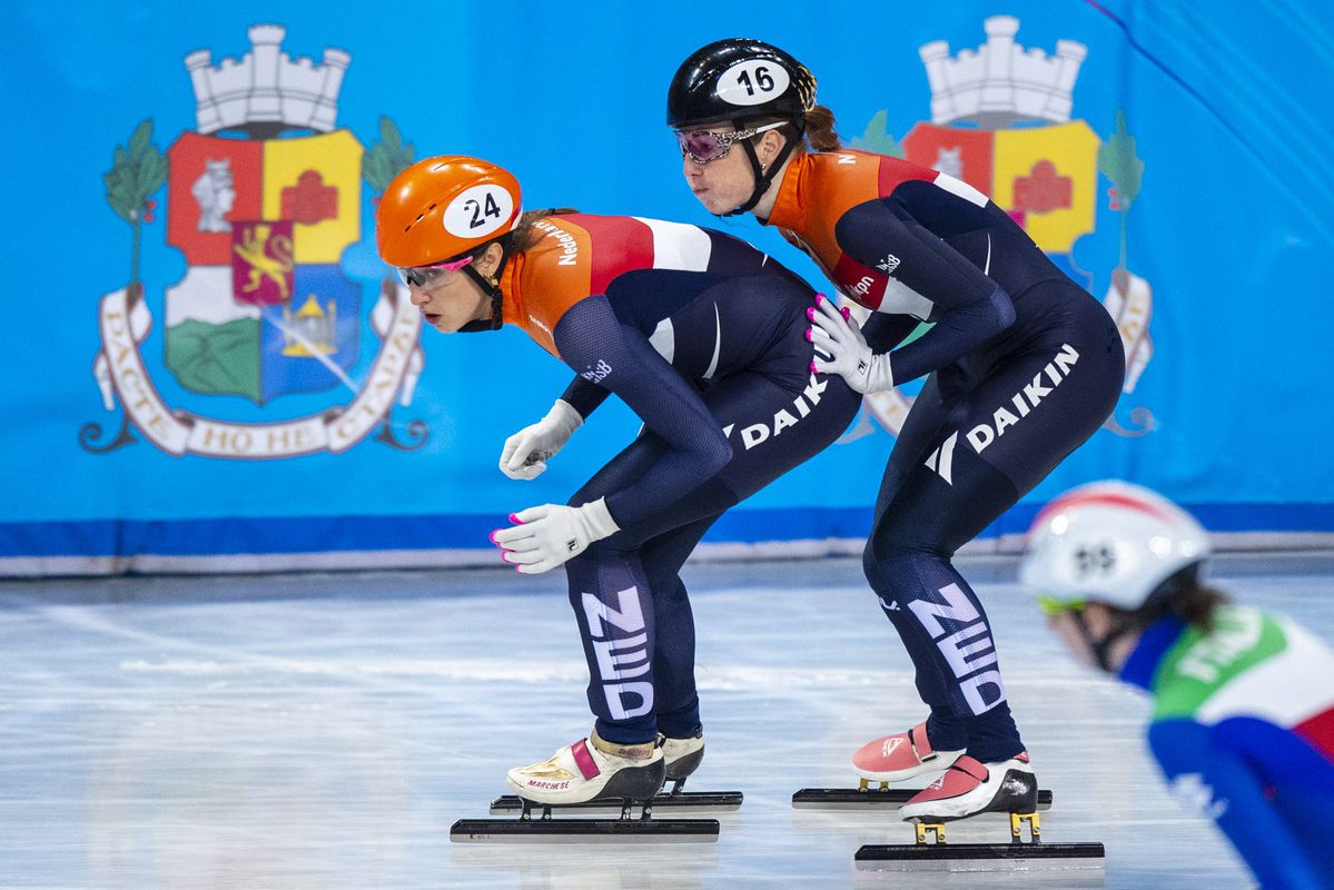 Nederlandse shorttracksters soeverein door naar finale relay op WK