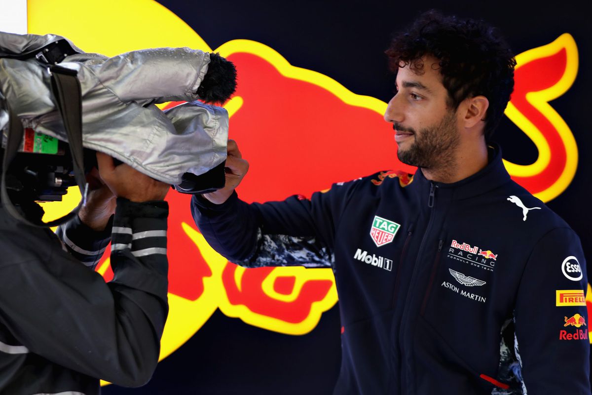 Ricciardo bespioneert Mercedes met camera (video)
