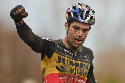Wout van Aert bij afwezigheid Van der Poel eindelijk weer de beste in GP Sven Nys