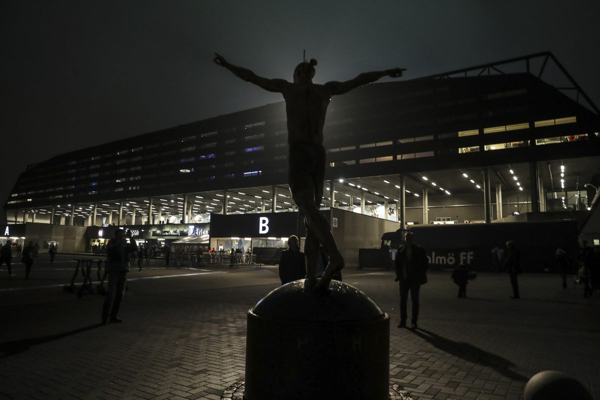 📸 | Woedende Malmö-fans molesteren standbeeld van Zlatan