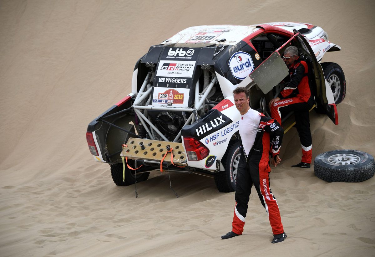 Lullig... Nederlandse rallycoureur rijdt in het midden van de woestijn lek door nagel
