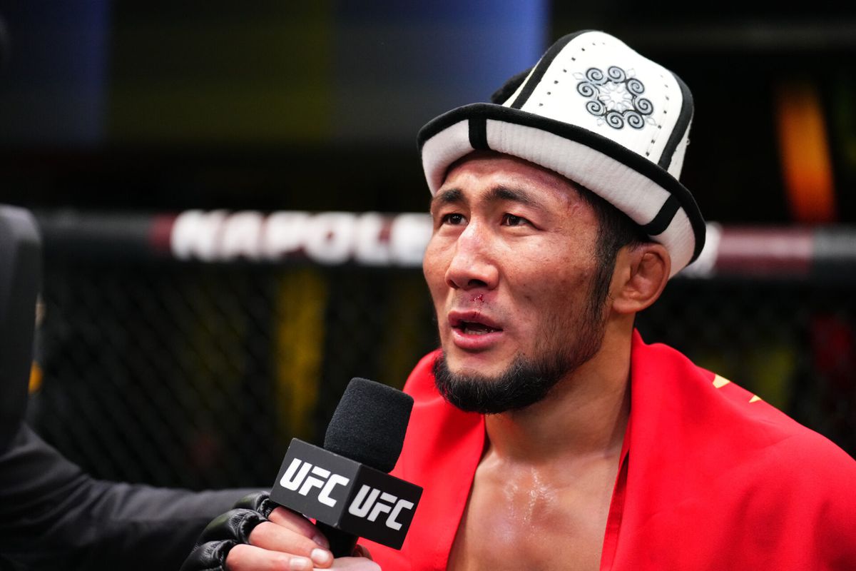 Kirgizische vechter die viraal ging door 'prehistorisch' uiterlijk wint bij UFC-debuut