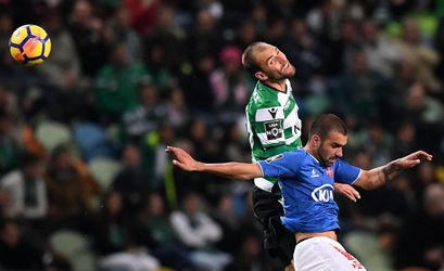 Dost schiet Sporting met penalty naar koppositie in Portugal