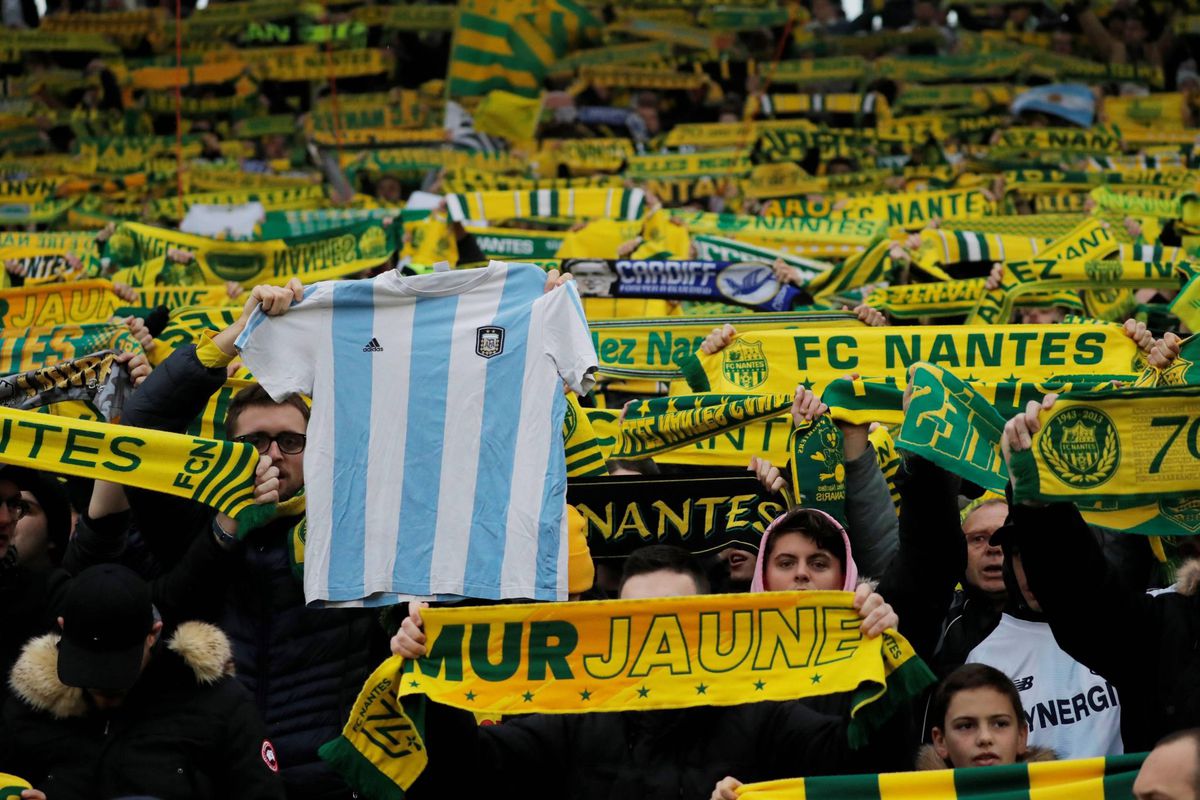📸 | Spelers en fans van FC Nantes eren bij vliegtuigcrash omgekomen Emiliano Sala